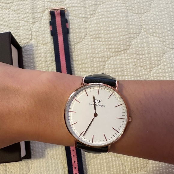 Daniel Wellington Watch with extra strap - Picture 4 of 5